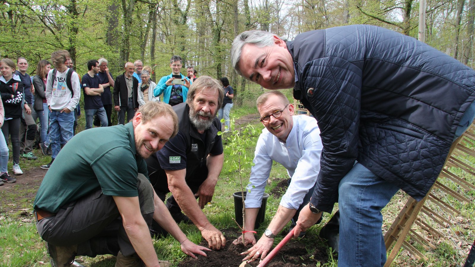 Genau 8306 Bäume hat der Deutsche Alpenverein seit 2019 im Vaihinger Stadtwald gepflanzt. Die vorerst letzten Exemplare setzten am Samstagnachmittag Forstamtsleiter Dr. Simon Boden, der DAV-Sektionsvorsitzende Roland Fischer, Vaihingens Oberbürgermeister Uwe Skrzypek und der Ludwigsburger Landrat Dietmar Allgaier (von links) gemeinsam in die Erde.  Fotos: Banholzer