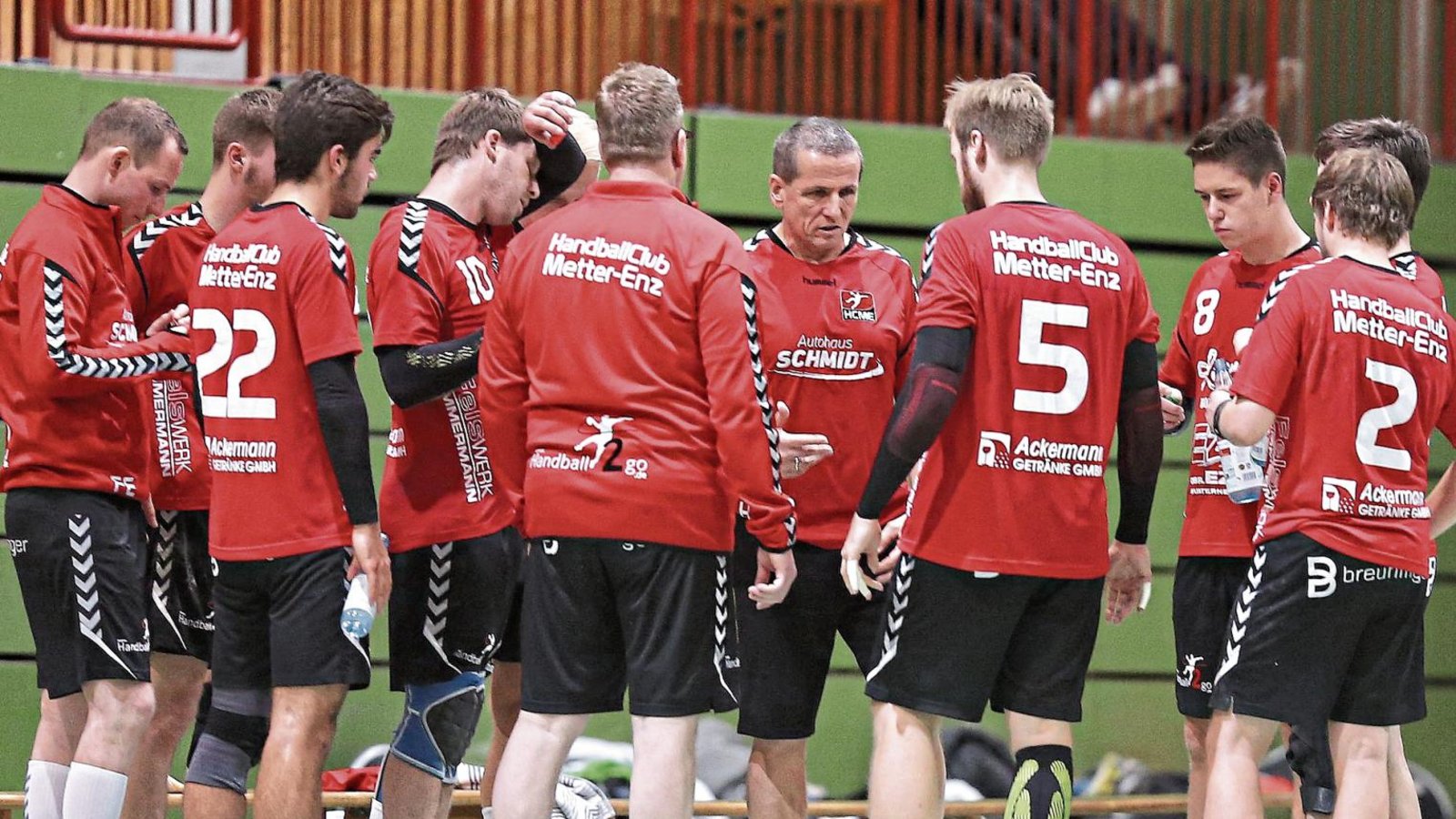 Harald Deuß (Vierter von rechts) und die Handballer des HC Metter-Enz sind zu einer richtigen Einheit zusammengewachsen, seit der Trainer 2017 sein Amt angetreten hat. Foto: Küppers Harald Deuß (Vierter von rechts) und die Handballer des HC Metter-Enz sind zu einer richtigen Einheit zusammengewachsen, seit der Trainer 2017 sein Amt angetreten hat. Foto: Küppers