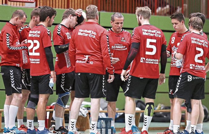 Harald Deuß (Vierter von rechts) und die Handballer des HC Metter-Enz sind zu einer richtigen Einheit zusammengewachsen, seit der Trainer 2017 sein Amt angetreten hat. Foto: Küppers