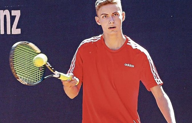 Scheinbar locker und lässig hat sich Lucas Engelhard (SPG TV/TSC Vaihingen) den doppelten Sieg bei der zweiten Vaihinger Tennis-Jugendstadtmeisterschaft erspielt. Foto: Küppers