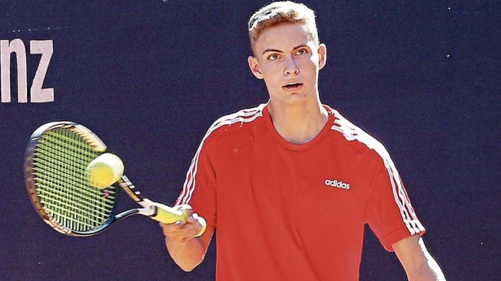 Scheinbar locker und lässig hat sich Lucas Engelhard (SPG TV/TSC Vaihingen) den doppelten Sieg bei der zweiten Vaihinger Tennis-Jugendstadtmeisterschaft erspielt. Foto: Küppers