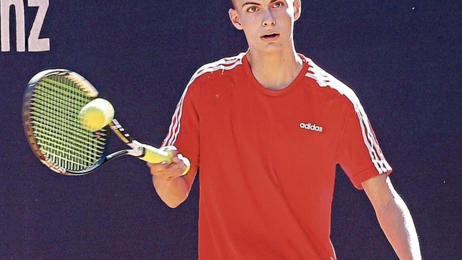Scheinbar locker und lässig hat sich Lucas Engelhard (SPG TV/TSC Vaihingen) den doppelten Sieg bei der zweiten Vaihinger Tennis-Jugendstadtmeisterschaft erspielt. Foto: Küppers