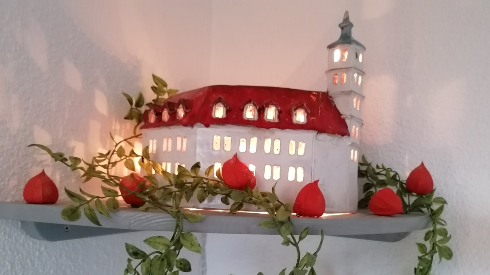 Erinnerung an die Heimat: Berit, die Tochter von Erika und Dieter Olpp, hat vor 23 Jahren aus Vaihingen in die Schweiz geheiratet. Beim jüngsten Besuch der Eltern nach einem Umzug der Tochter wurden diese im neuen Wohnzimmer von einem Schloss Kaltenstein in Miniatur überrascht. Ihre Tochter habe es bei dem Töpfer Richard Mayer erworben und nun in der neuen Wohnung einen schönen Platz dafür gefunden, teilen Erika und Dieter Olpp zu ihrem Foto mit. Erinnerung an die Heimat: Berit, die Tochter von Erika und Dieter Olpp, hat vor 23 Jahren aus Vaihingen in die Schweiz geheiratet. Beim jüngsten Besuch der Eltern nach einem Umzug der Tochter wurden diese im neuen Wohnzimmer von einem Schloss Kaltenstein in Miniatur überrascht. Ihre Tochter habe es bei dem Töpfer Richard Mayer erworben und nun in der neuen Wohnung einen schönen Platz dafür gefunden, teilen Erika und Dieter Olpp zu ihrem Foto mit.