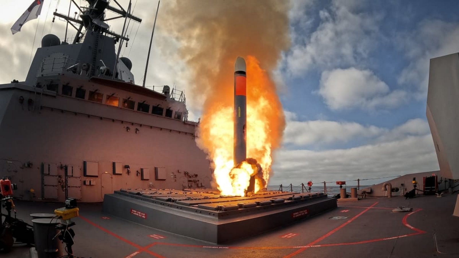 Auf dem australischen Marineschiff HMAS Brisbane wird eine Tomahawk-Rakete abgefeuert. Die US-Regierung hat den Kauf des Waffensystems an Deutschland genehmigt.Handout/Australian Defence/AFP Auf dem australischen Marineschiff HMAS Brisbane wird eine Tomahawk-Rakete abgefeuert. Die US-Regierung hat den Kauf des Waffensystems an Deutschland genehmigt.Handout/Australian Defence/AFP