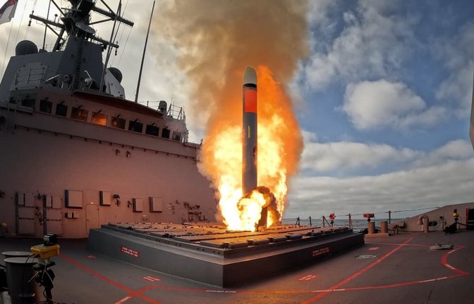 Auf dem australischen Marineschiff HMAS Brisbane wird eine Tomahawk-Rakete abgefeuert. Die US-Regierung hat den Kauf des Waffensystems an Deutschland genehmigt.<span class='image-autor'>Handout/Australian Defence/AFP</span>