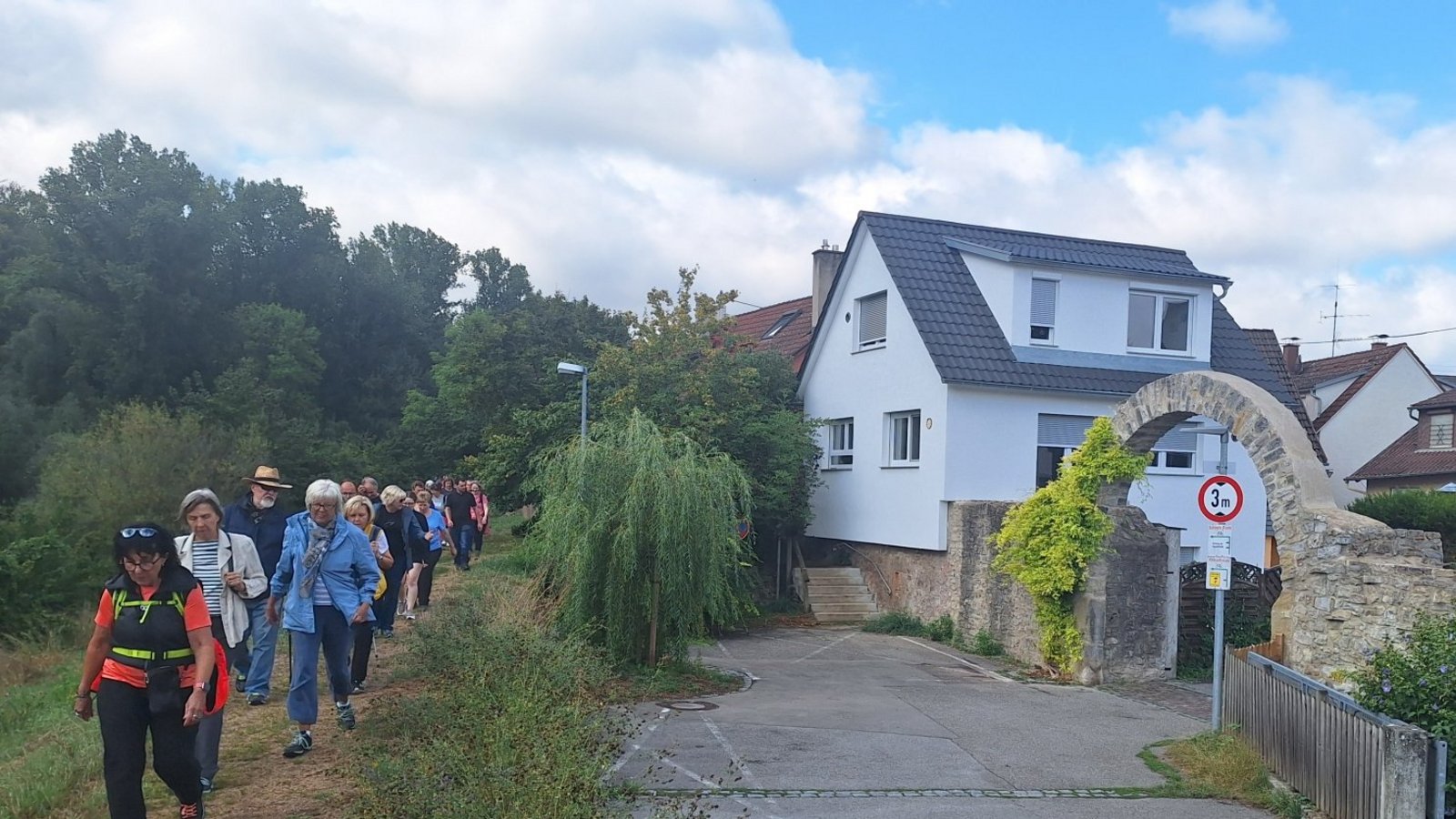 Am historischen Hägelinstor der Stadt Oberriexingen führt der Weg vorbei.