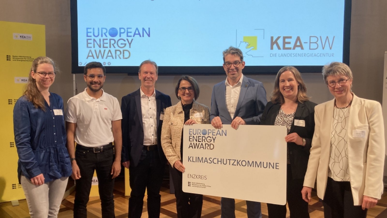 Große Freude über den „European Energy Award in Gold“: die Delegation des Enzkreises mit Staatssekretär Dr. Andre Baumann (Dritter von rechts). Foto: LE Große Freude über den „European Energy Award in Gold“: die Delegation des Enzkreises mit Staatssekretär Dr. Andre Baumann (Dritter von rechts). Foto: LE