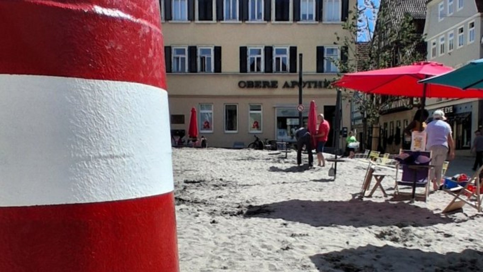 Es wird abgeräumt: Das Strandleben ist vorbei. Foto: Kauer Es wird abgeräumt: Das Strandleben ist vorbei. Foto: Kauer