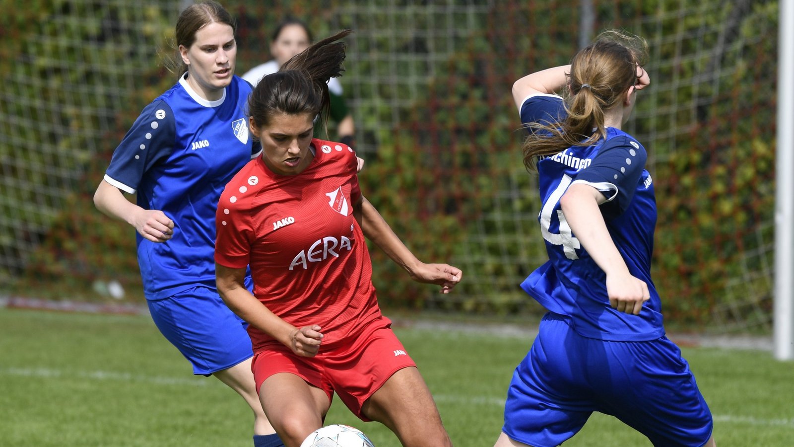 Romy Bahmer (Mitte) ist beim SV Horrheim Dreh- und Angelpunkt. Das ganze Team ist schon heiß, morgen wieder einzugreifen. Foto: Leitner Romy Bahmer (Mitte) ist beim SV Horrheim Dreh- und Angelpunkt. Das ganze Team ist schon heiß, morgen wieder einzugreifen. Foto: Leitner