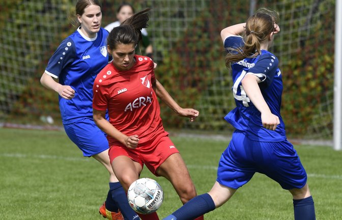 Romy Bahmer (Mitte) ist beim SV Horrheim Dreh- und Angelpunkt. Das ganze Team ist schon heiß, morgen wieder einzugreifen. <span class='image-autor'>Foto: Leitner</span>