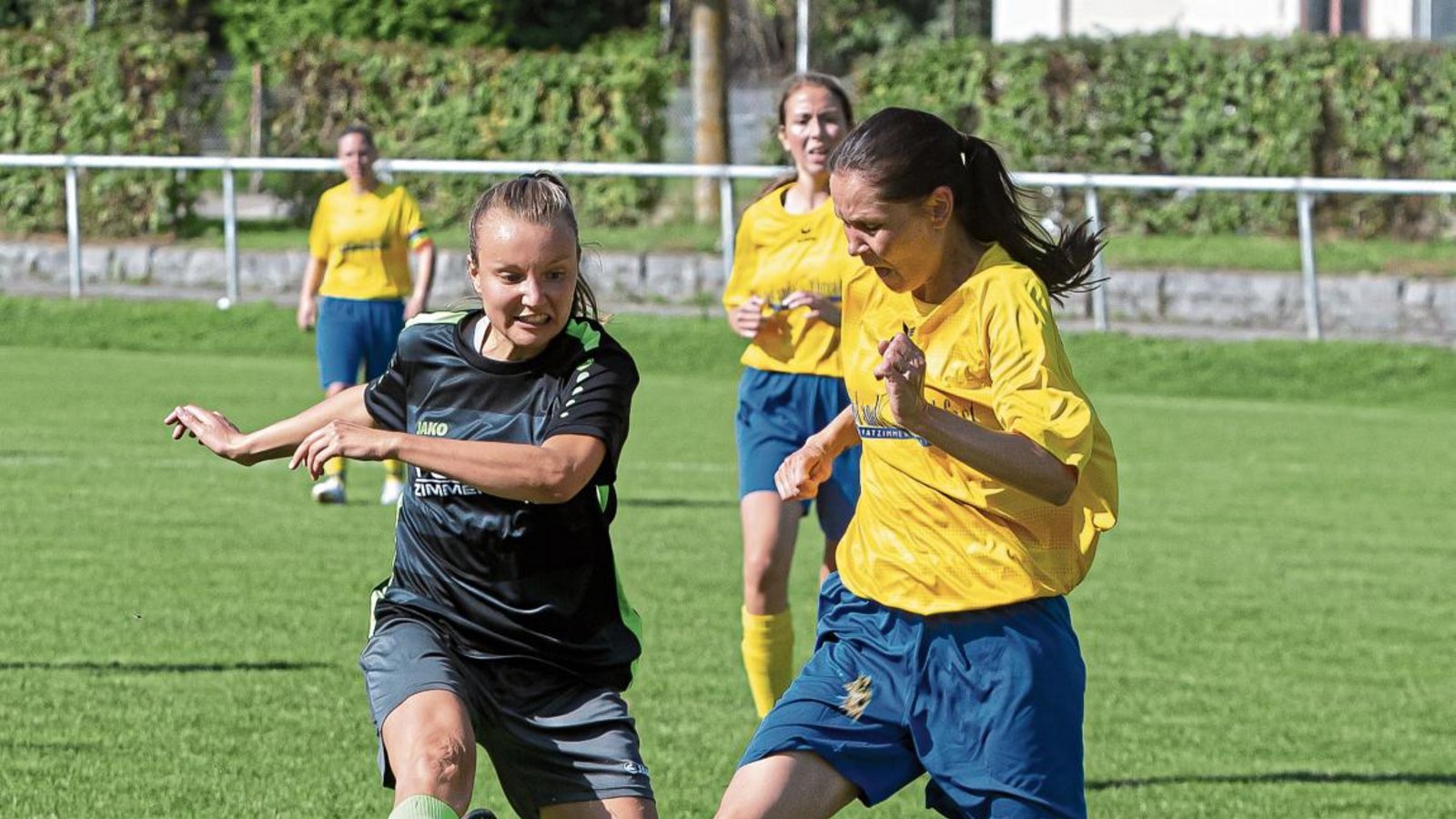 Anna Dingler (links) und die SGM Roßwag/Großglattbach präsentieren sich als Minimalisten. Sie gewinnen mit 1:0 gegen Hoheneck. Foto: Bürkle