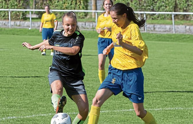 Anna Dingler (links) und die SGM Roßwag/Großglattbach präsentieren sich als Minimalisten. Sie gewinnen mit 1:0 gegen Hoheneck. Foto: Bürkle