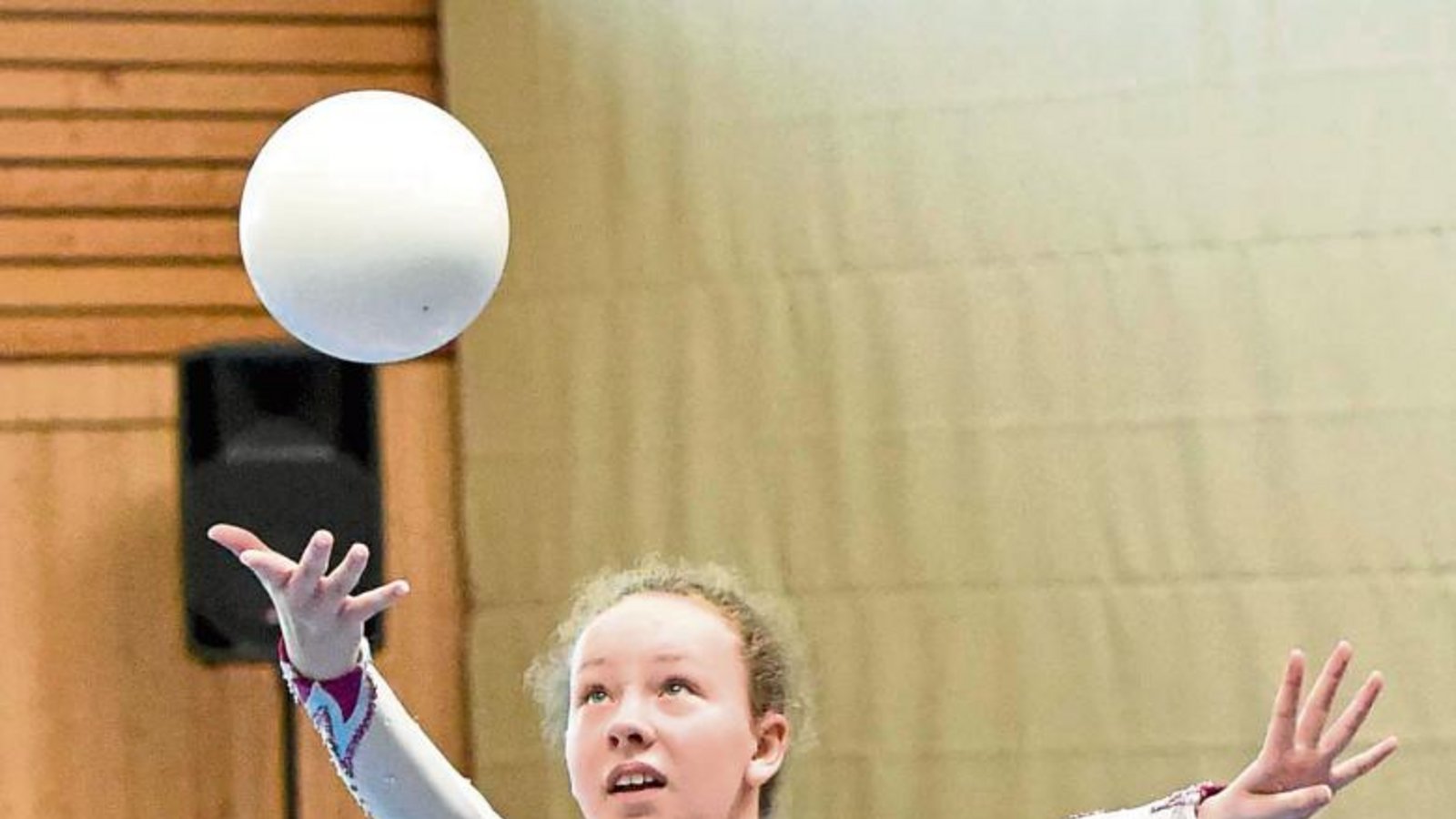 Souveräne Leistungen haben die Wettkampfgymnastinnen des TV Sersheim wie (von oben links im Uhrzeigersinn) Anna-Lina Wirth mit dem Seil, Ramona Wagner mit dem Ball sowie Cecilia Wennberg mit dem Band gezeigt. Fotos: Leitner Souveräne Leistungen haben die Wettkampfgymnastinnen des TV Sersheim wie (von oben links im Uhrzeigersinn) Anna-Lina Wirth mit dem Seil, Ramona Wagner mit dem Ball sowie Cecilia Wennberg mit dem Band gezeigt. Fotos: Leitner