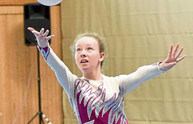 Souveräne Leistungen haben die Wettkampfgymnastinnen des TV Sersheim wie (von oben links im Uhrzeigersinn) Anna-Lina Wirth mit dem Seil, Ramona Wagner mit dem Ball sowie Cecilia Wennberg mit dem Band gezeigt. Fotos: Leitner