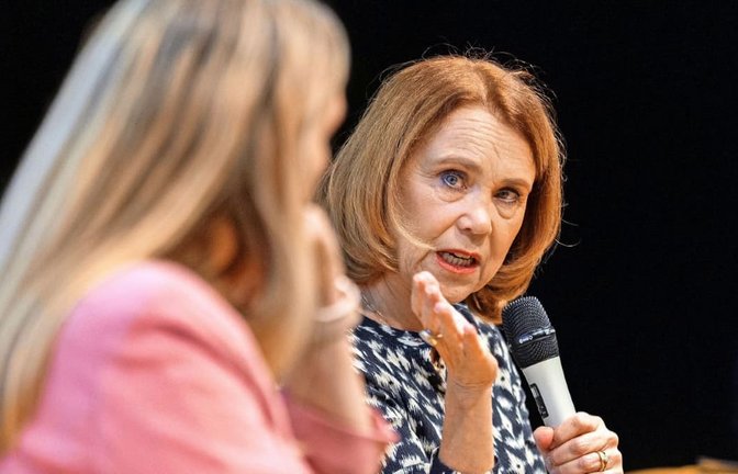 Petra Olschowski (Grüne), Baden-Württembergs Ministerin für Wissenschaft, Forschung und Kunst, zeigte sich auch in unserer Reihe "Über Kunst"&nbsp; 2025 in der Staatsgalerie Stuttgart zum Thema „KunstLänd - wie weiter?" hoch engagiert - hier im Dialog mit Stefanie Patruno, Direktorin des Kunstmuseums Karlsruhe .<span class='image-autor'>Lichtgut/Julian Rettig</span>
