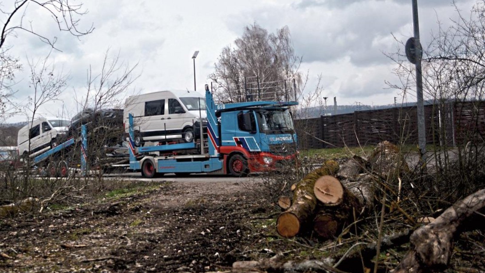 Noch liegt kein Verkehrskonzept vor, das die Probleme im Umfeld der Spedition Mosolf lösen könnte. Gegenüber fanden jetzt Waldarbeiten statt. sta Noch liegt kein Verkehrskonzept vor, das die Probleme im Umfeld der Spedition Mosolf lösen könnte. Gegenüber fanden jetzt Waldarbeiten statt. sta