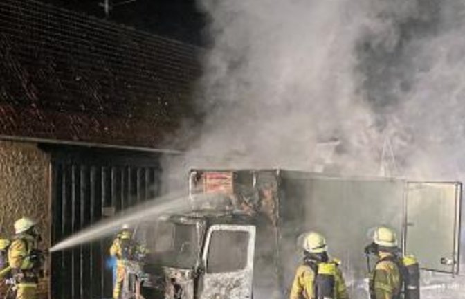 Die Feuerwehren aus Sersheim und Oberriexingen löschen am Montagabend das brennende Fahrzeug in der Großsachsenheimer Straße in Sersheim.  Foto: FFW Sersheim