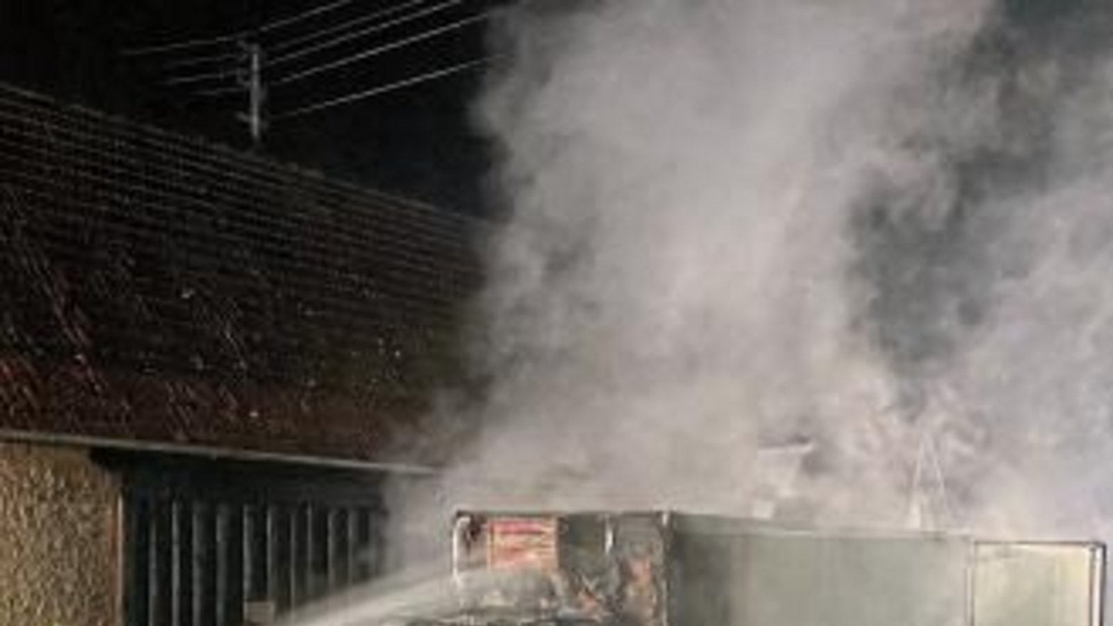Die Feuerwehren aus Sersheim und Oberriexingen löschen am Montagabend das brennende Fahrzeug in der Großsachsenheimer Straße in Sersheim. Foto: FFW Sersheim Die Feuerwehren aus Sersheim und Oberriexingen löschen am Montagabend das brennende Fahrzeug in der Großsachsenheimer Straße in Sersheim. Foto: FFW Sersheim