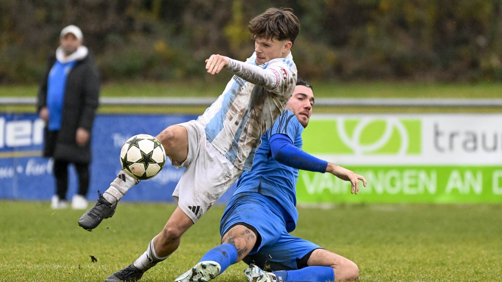 Louis Wäbisch (links) peilt mit dem VfB Vaihingen den Aufstieg an. Foto: Leitner Louis Wäbisch (links) peilt mit dem VfB Vaihingen den Aufstieg an. Foto: Leitner