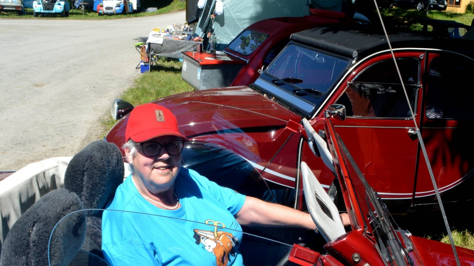 Sonja Altvatter fährt ein Ente-Cabrio. Fotos: Stahlfeld Sonja Altvatter fährt ein Ente-Cabrio. Fotos: Stahlfeld