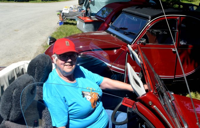 Sonja Altvatter fährt ein Ente-Cabrio.  <span class='image-autor'>Fotos: Stahlfeld</span>
