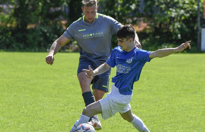 SGM-Torschütze Mathias Gross (hinten) tunnelt Vaihingens Luca Kevin Carta. Doch trotz der 1:0-Führung der Gäste gewinnt der VfB am Ende noch klar mit 4:1. <span class='image-autor'>Foto: Leitner</span>