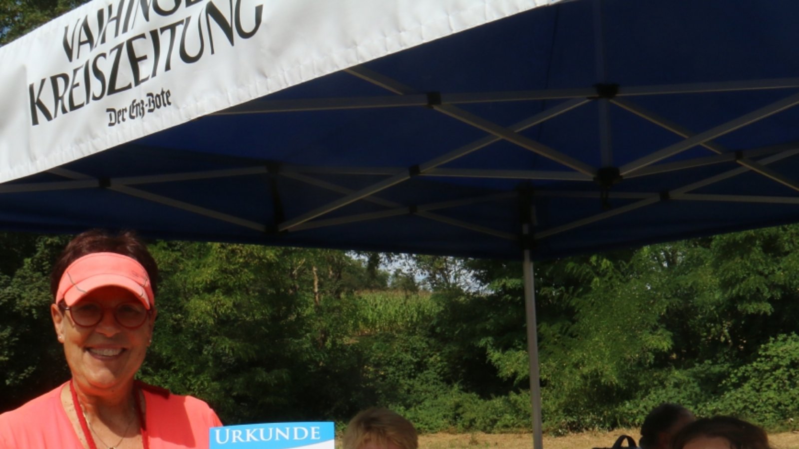 Brigitte Petermann mit Teilnehmerurkunde. Brigitte Petermann mit Teilnehmerurkunde.