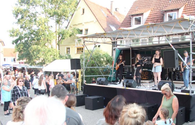 Die Nachwuchsband Empty Promises sorgt mit Cover-Versionen bekannter Rock- und Popsongs für Unterhaltung am Samstagabend.  <span class='image-autor'>Fotos: Banholzer</span>