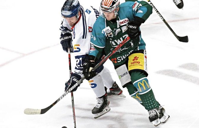 Alexander Preibisch (rechts) kommt gegen Kassels Ryon Moser nicht durch. Foto: Baumann