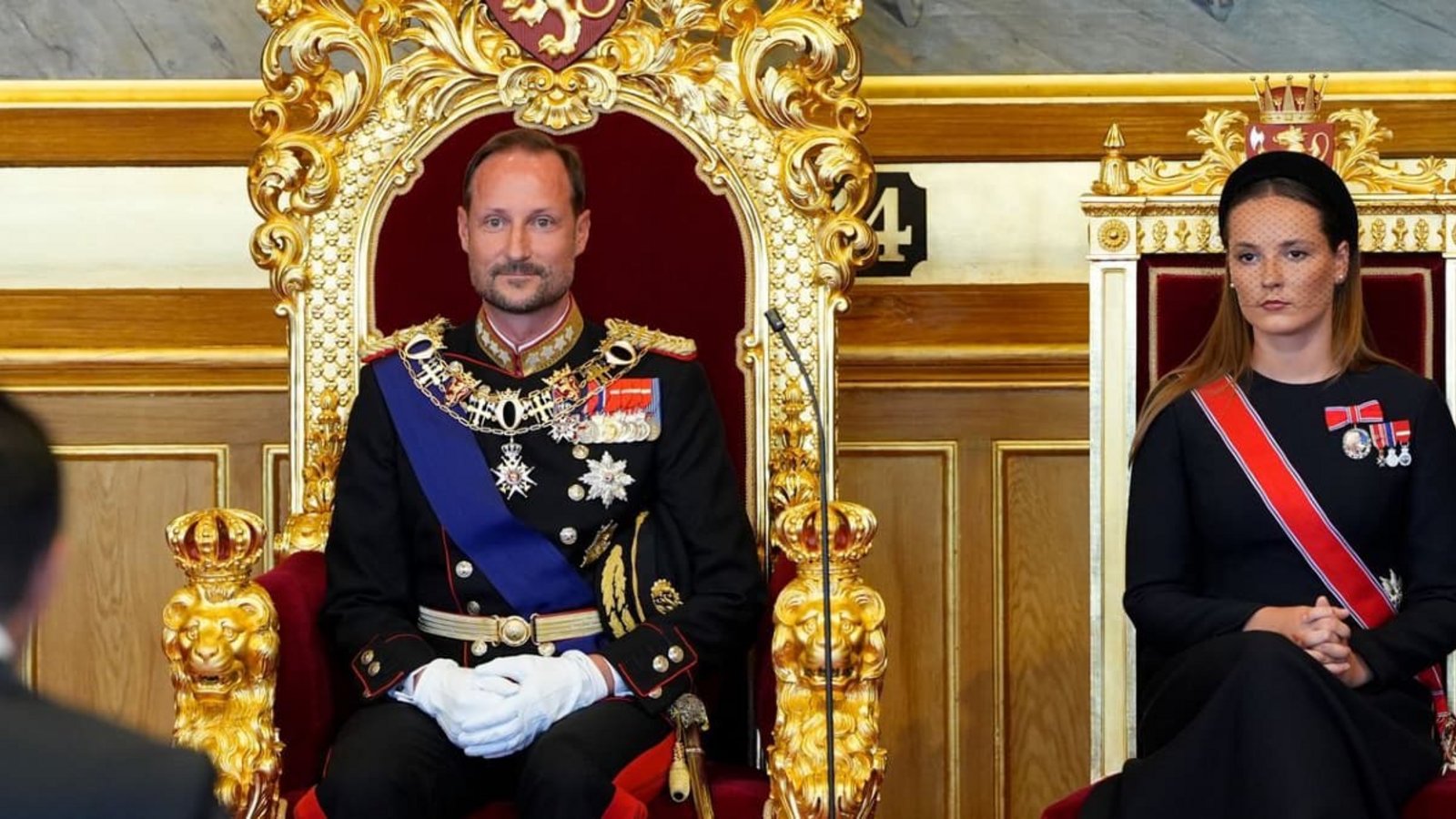 Norwegens König Haakon VIII. legt im Storting den Eid gemäß der Verfassung ab, an seiner Seite steht Kronprinzessin Ingrid Alexandra. Bei der Vereidigung verspricht und schwört der König, Norwegen im Einklang mit der Verfassung und den Gesetzen des Landes zu regieren.Lise Åserud/NTB Pool/dpa Norwegens König Haakon VIII. legt im Storting den Eid gemäß der Verfassung ab, an seiner Seite steht Kronprinzessin Ingrid Alexandra. Bei der Vereidigung verspricht und schwört der König, Norwegen im Einklang mit der Verfassung und den Gesetzen des Landes zu regieren.Lise Åserud/NTB Pool/dpa