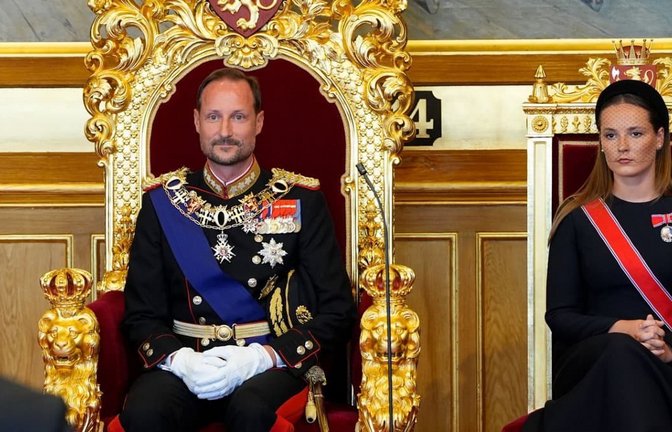 Norwegens König Haakon VIII. legt im Storting den Eid gemäß der Verfassung ab, an seiner Seite steht Kronprinzessin Ingrid Alexandra. Bei der Vereidigung verspricht und schwört der König, Norwegen im Einklang mit der Verfassung und den Gesetzen des Landes zu regieren.<span class='image-autor'>Lise Åserud/NTB Pool/dpa</span>