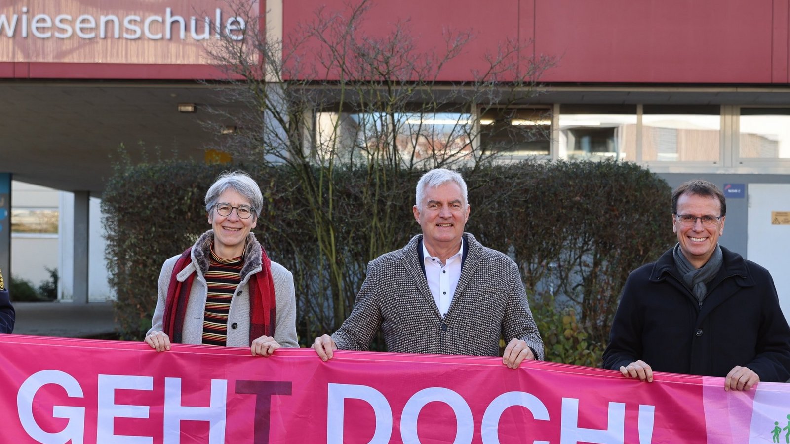 Sie setzen sich gemeinsam gegen Elterntaxis ein (von links): Polizeidirektor Michael Schwab (Ministerium des Inneren, für Digitalisierung und Kommunen), Staatssekretärin Elke Zimmer (Ministerium für Verkehr), Burkhard Metzger (Präsident der Landesverkehrswacht Baden-Württemberg), Staatssekretär Volker Schebesta (Ministerium für Kultes, Jugend und Sport) und Karin Hoffmann (Unfallkasse Baden-Württemberg). Foto: p Sie setzen sich gemeinsam gegen Elterntaxis ein (von links): Polizeidirektor Michael Schwab (Ministerium des Inneren, für Digitalisierung und Kommunen), Staatssekretärin Elke Zimmer (Ministerium für Verkehr), Burkhard Metzger (Präsident der Landesverkehrswacht Baden-Württemberg), Staatssekretär Volker Schebesta (Ministerium für Kultes, Jugend und Sport) und Karin Hoffmann (Unfallkasse Baden-Württemberg). Foto: p