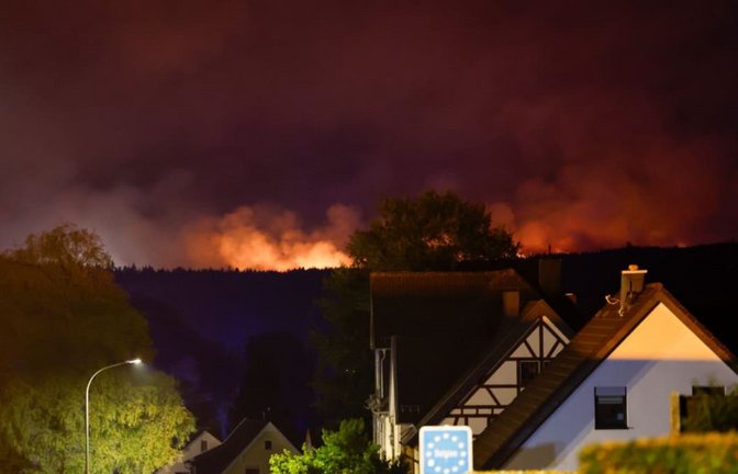 Blick von dem Ortsteil Monschau-Kalterherberg auf die belgische Seite, wo das Hohe Venn in Flammen steht. Weite Teile des Hohen Venn an der Grenze zu Deutschland sind von den Flammen betroffen.<span class='image-autor'>Thomas Banneyer/dpa</span>