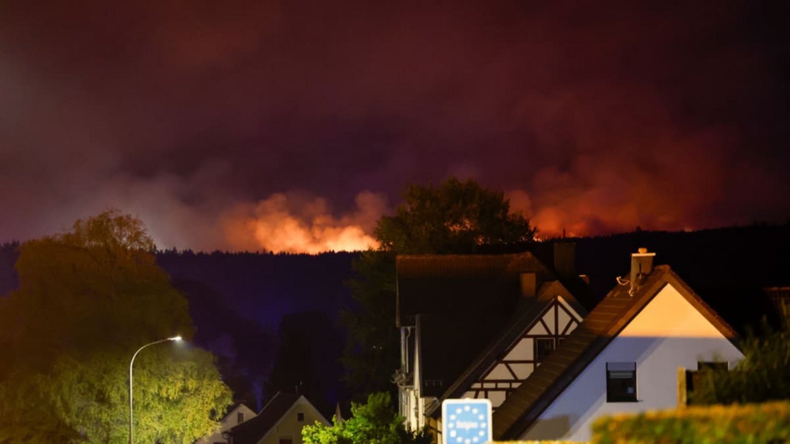 Blick von dem Ortsteil Monschau-Kalterherberg auf die belgische Seite, wo das Hohe Venn in Flammen steht. Weite Teile des Hohen Venn an der Grenze zu Deutschland sind von den Flammen betroffen.Thomas Banneyer/dpa Blick von dem Ortsteil Monschau-Kalterherberg auf die belgische Seite, wo das Hohe Venn in Flammen steht. Weite Teile des Hohen Venn an der Grenze zu Deutschland sind von den Flammen betroffen.Thomas Banneyer/dpa