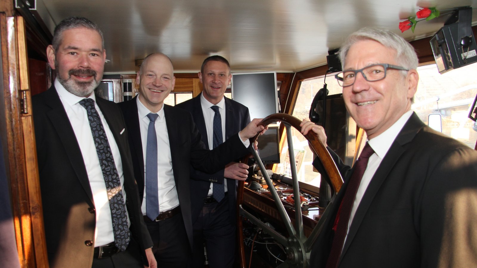 Bei der Pressekonferenz auf der MS Weinkönigin haben die VR-Bank-Vorstände Heiko Herbst, Timm Häberle, Frank Kraaz und Joachim Sandner (von links) die Botschaft: „Wir haben das Steuerrad fest im Griff.“ Foto: Banholzer Bei der Pressekonferenz auf der MS Weinkönigin haben die VR-Bank-Vorstände Heiko Herbst, Timm Häberle, Frank Kraaz und Joachim Sandner (von links) die Botschaft: „Wir haben das Steuerrad fest im Griff.“ Foto: Banholzer