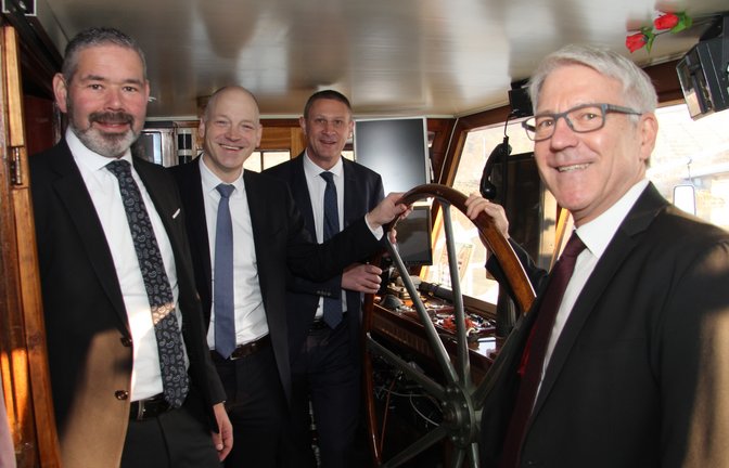 Bei der Pressekonferenz auf der MS Weinkönigin haben die VR-Bank-Vorstände Heiko Herbst, Timm Häberle, Frank Kraaz und Joachim Sandner (von links) die Botschaft: „Wir haben das Steuerrad fest im Griff.“  <span class='image-autor'>Foto: Banholzer</span>