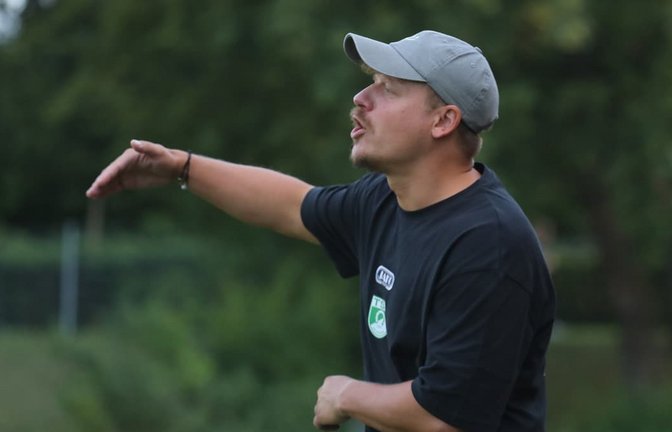 Energisch an der Seitenlinie: Ex-Münchinger Tim Schlichting traf im ersten Pflichtspiel als Trainer der TSF Ditzingen auf seinen Ex-Club.<span class='image-autor'>Andreas Gorr</span>