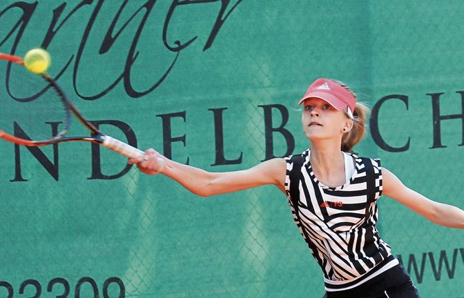 Bei ihrer ersten Turnierteilnahme muss sich Lilly Hohenwarter ganz schön strecken. Die Roßwagerin sieht den Wettbewerb als Ergänzung zu Spielen mit der Mädchenmannschaft. Foto: Küppers