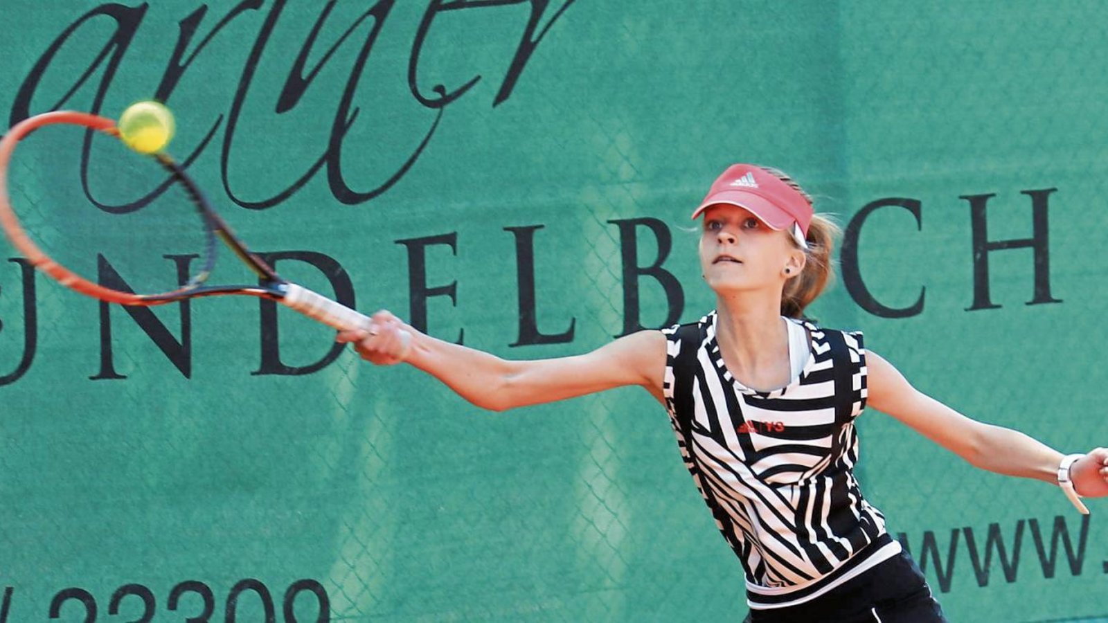 Bei ihrer ersten Turnierteilnahme muss sich Lilly Hohenwarter ganz schön strecken. Die Roßwagerin sieht den Wettbewerb als Ergänzung zu Spielen mit der Mädchenmannschaft. Foto: Küppers
