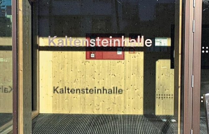 Ein interessantes Schattenspiel hat Gabriele Freckmann an der Vaihinger Kaltensteinhalle aufgenommen. „Jetzt steht der Name unserer neuen Sporthalle auch innen“, schreibt sie dazu.