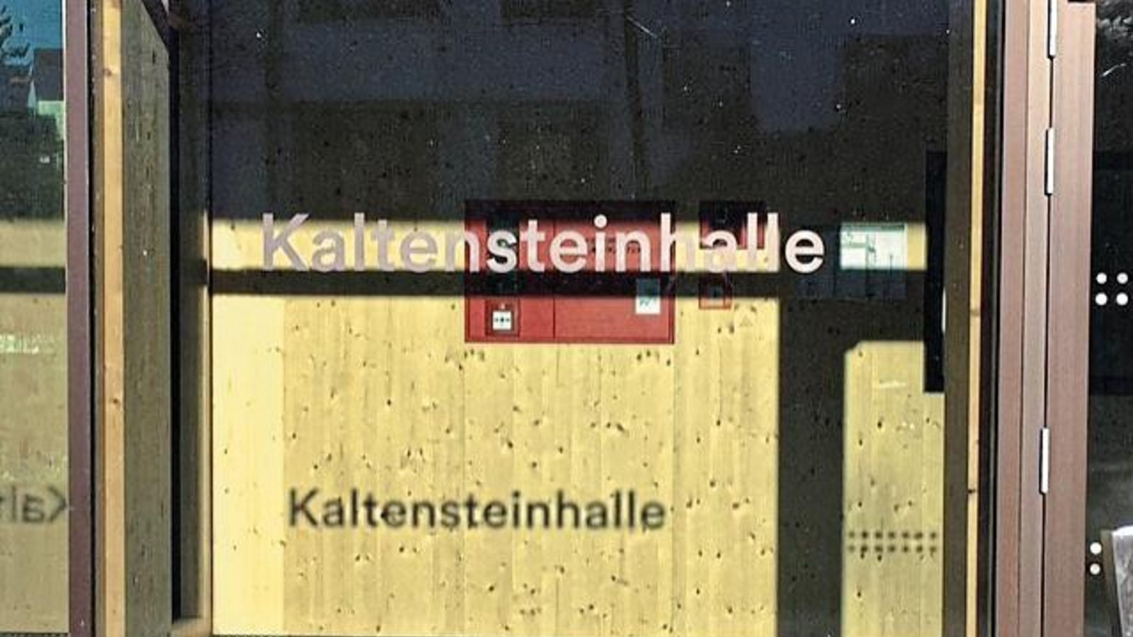 Ein interessantes Schattenspiel hat Gabriele Freckmann an der Vaihinger Kaltensteinhalle aufgenommen. „Jetzt steht der Name unserer neuen Sporthalle auch innen“, schreibt sie dazu. Ein interessantes Schattenspiel hat Gabriele Freckmann an der Vaihinger Kaltensteinhalle aufgenommen. „Jetzt steht der Name unserer neuen Sporthalle auch innen“, schreibt sie dazu.
