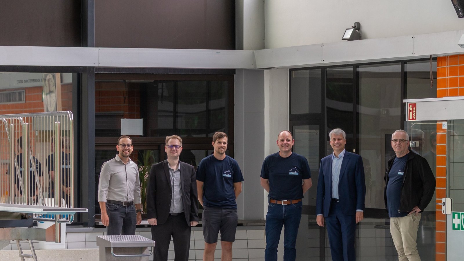 Im Hallenbad des Enztalbads am Rand des leeren Beckens (von links): Lukas Fritz vom Förderverein (FöV), Alexander Kern (Kämmerer), Christoph Irion (FöV), Thomas Schmid (FöV), Steffen Bilger und Stephan Sure (FöV). Foto: p Im Hallenbad des Enztalbads am Rand des leeren Beckens (von links): Lukas Fritz vom Förderverein (FöV), Alexander Kern (Kämmerer), Christoph Irion (FöV), Thomas Schmid (FöV), Steffen Bilger und Stephan Sure (FöV). Foto: p