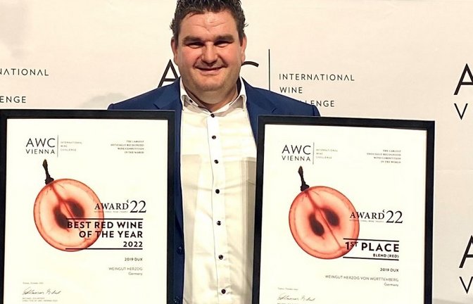 „Ich hätte nie gedacht, dass man so einen hochkarätigen Preis als Deutscher Weinproduzent im Bereich Rotwein-Cuvée jemals gewinnen kann“, so Joachim Fischer, Kellermeister und Leiter des Weinguts Herzog von Württemberg.  p