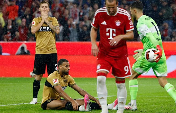 Josha Vagnoman (sitzend) stand in mehrerlei Hinsicht im Fokus der Bundesliga-Auftaktpartie zwischen dem FC Bayern München und dem VfB Stuttgart.<span class='image-autor'>ALEXANDRA BEIER/afp</span>