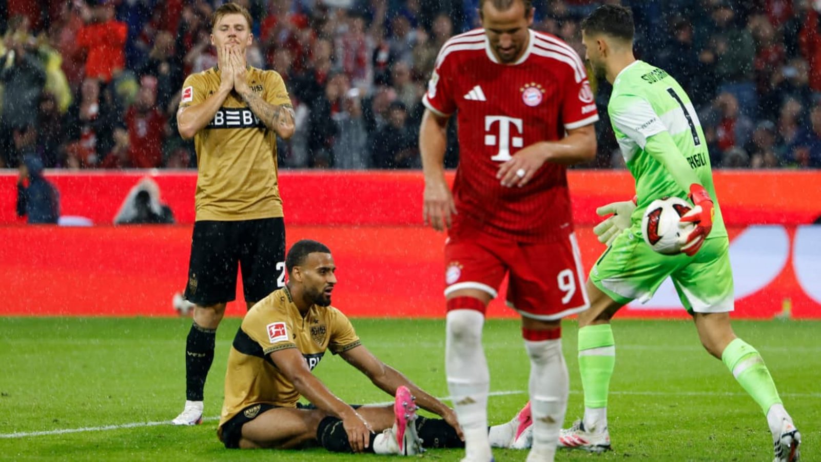 Josha Vagnoman (sitzend) stand in mehrerlei Hinsicht im Fokus der Bundesliga-Auftaktpartie zwischen dem FC Bayern München und dem VfB Stuttgart.ALEXANDRA BEIER/afp