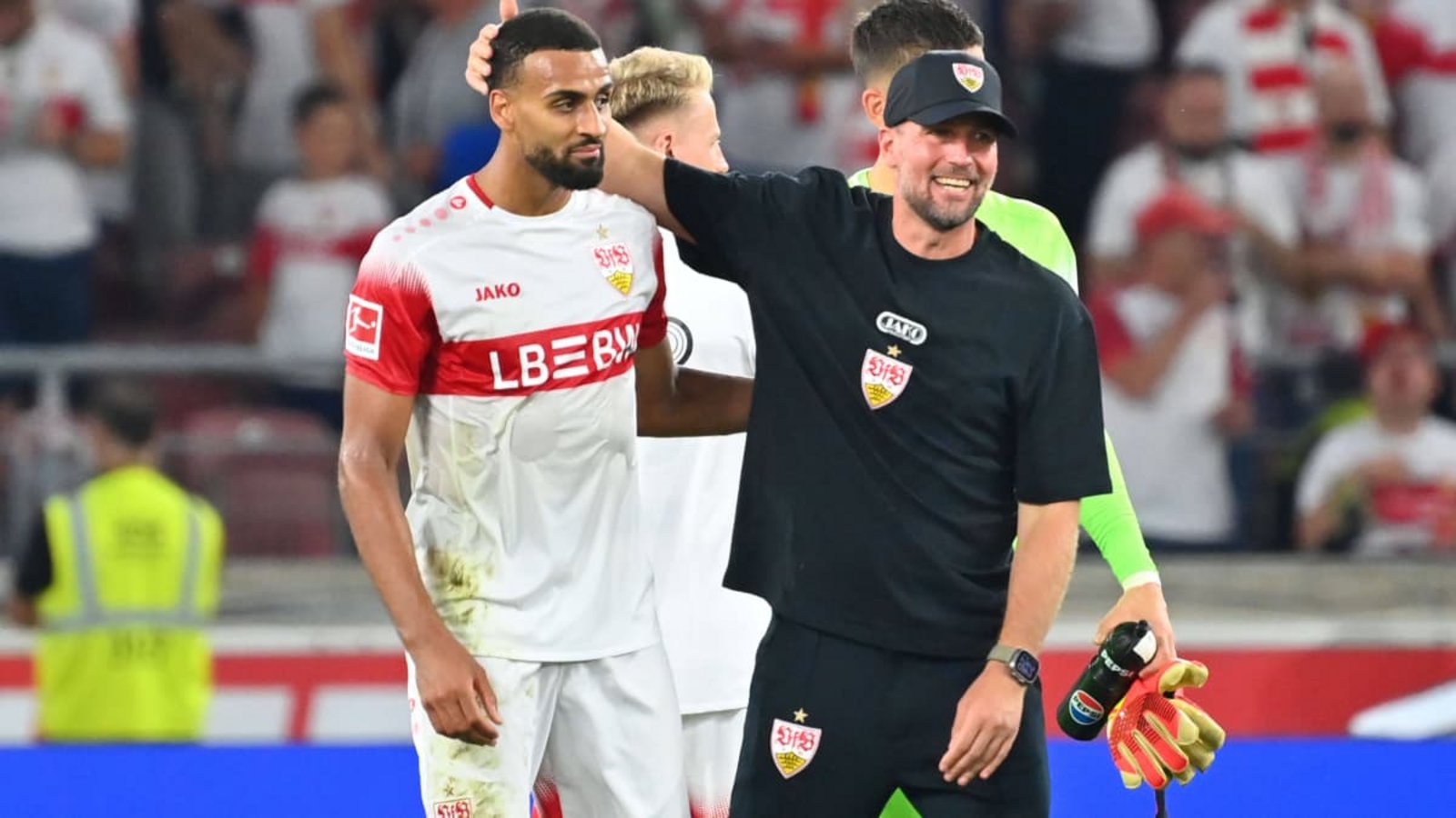 Sebastian Hoeneß (rechts) stärkt Josha Vagnoman.IMAGO/Sven Simon Sebastian Hoeneß (rechts) stärkt Josha Vagnoman.IMAGO/Sven Simon