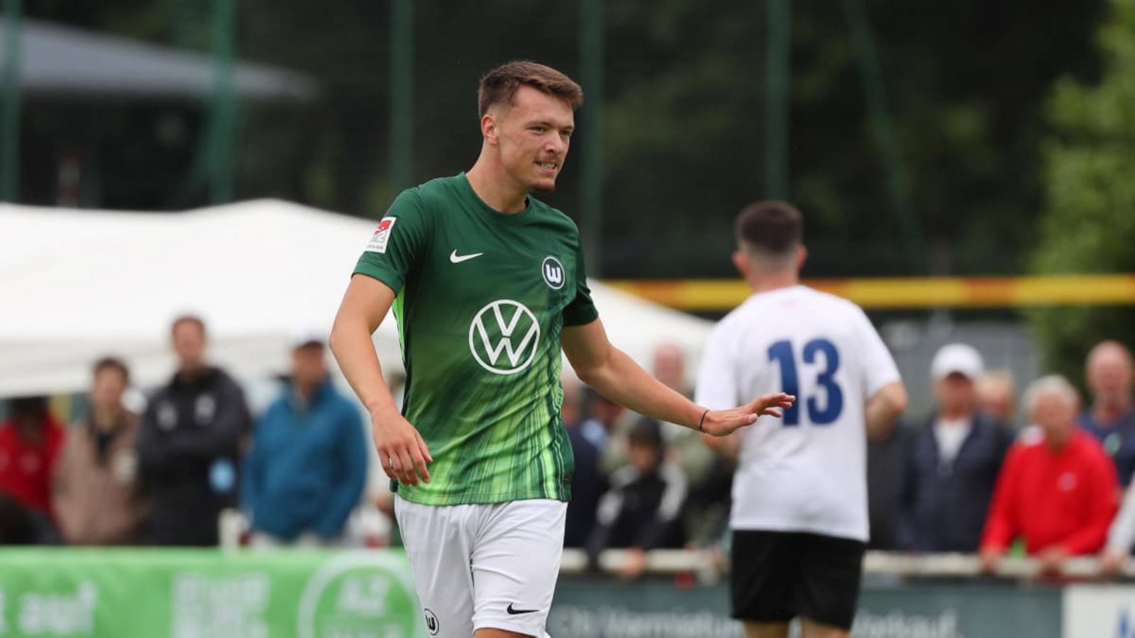 Dzenan Pejcinovic ist deutscher U21-Nationalspieler - und hat für den Erstliga-Absteiger VfL Wolfsburg in der vergangenen Saison acht Bundesligatore geschossen.IMAGO/Darius Simka