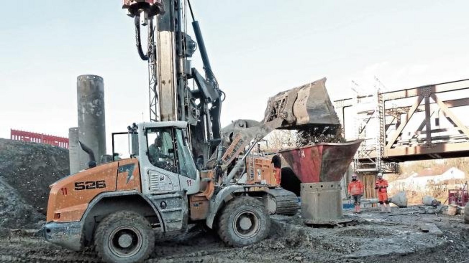 An der Baustelle der B 10-Brücke am Unteren Egelsee in Vaihingen gibt es keine Pause. Derzeit wühlen sich die Fahrzeuge durch den Schlamm und füllen die Pfeilerfundamente mit Beton. Foto: Arning An der Baustelle der B 10-Brücke am Unteren Egelsee in Vaihingen gibt es keine Pause. Derzeit wühlen sich die Fahrzeuge durch den Schlamm und füllen die Pfeilerfundamente mit Beton. Foto: Arning