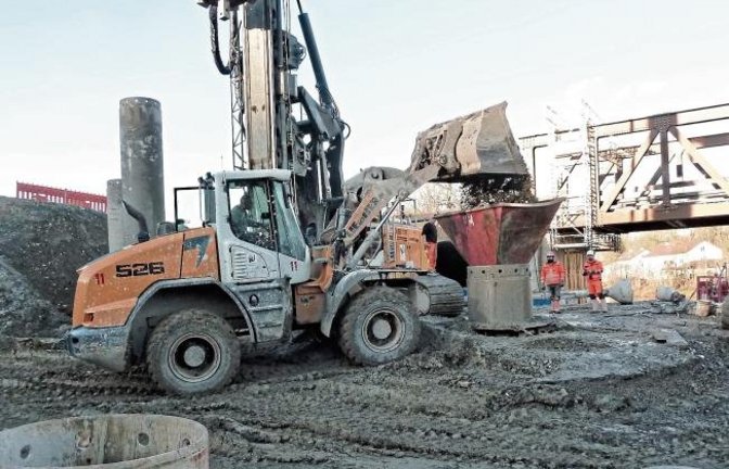 An der Baustelle der B 10-Brücke am Unteren Egelsee in Vaihingen gibt es keine Pause. Derzeit wühlen sich die Fahrzeuge durch den Schlamm und füllen die Pfeilerfundamente mit Beton.  Foto: Arning
