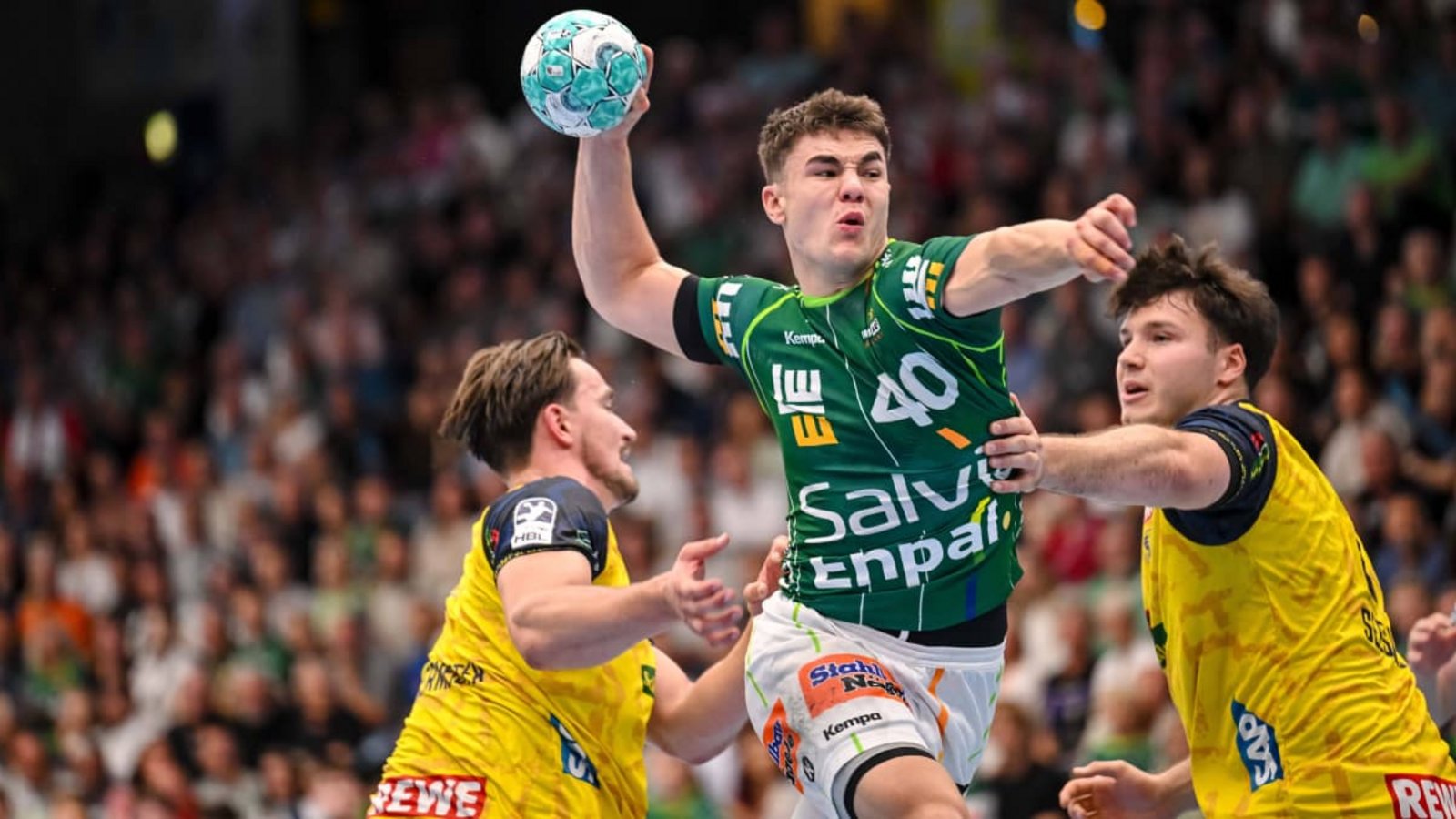 Göppingens Spielmacher Elias Newel tankt sich durch die Löwen-Abwehr, er warf sechs Tore und zeigte vor allem vor der Pause eine überragende Leistung.IMAGO/DeFodi Images Göppingens Spielmacher Elias Newel tankt sich durch die Löwen-Abwehr, er warf sechs Tore und zeigte vor allem vor der Pause eine überragende Leistung.IMAGO/DeFodi Images